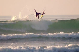 Vidéo de surf en France l'hiver