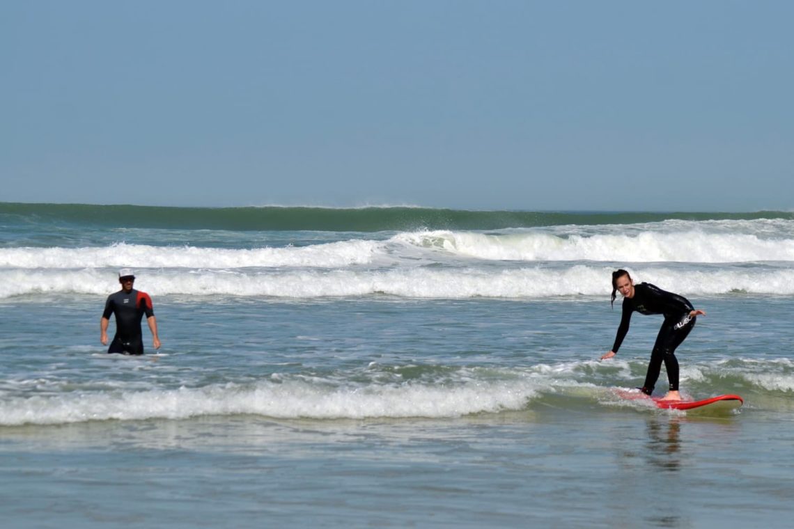 Surfeuse en plein cours de surf à Lacanau avec Magic Surf School