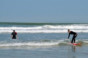 Surfeuse en plein cours de surf à Lacanau avec Magic Surf School