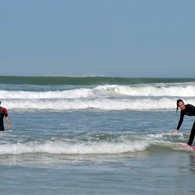 Surfeuse en plein cours de surf à Lacanau avec Magic Surf School