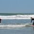 Surfeuse en plein cours de surf à Lacanau avec Magic Surf School