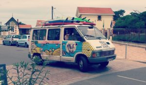 Le Magic Bus de l'école de surf Magic Surf School à Lacanau