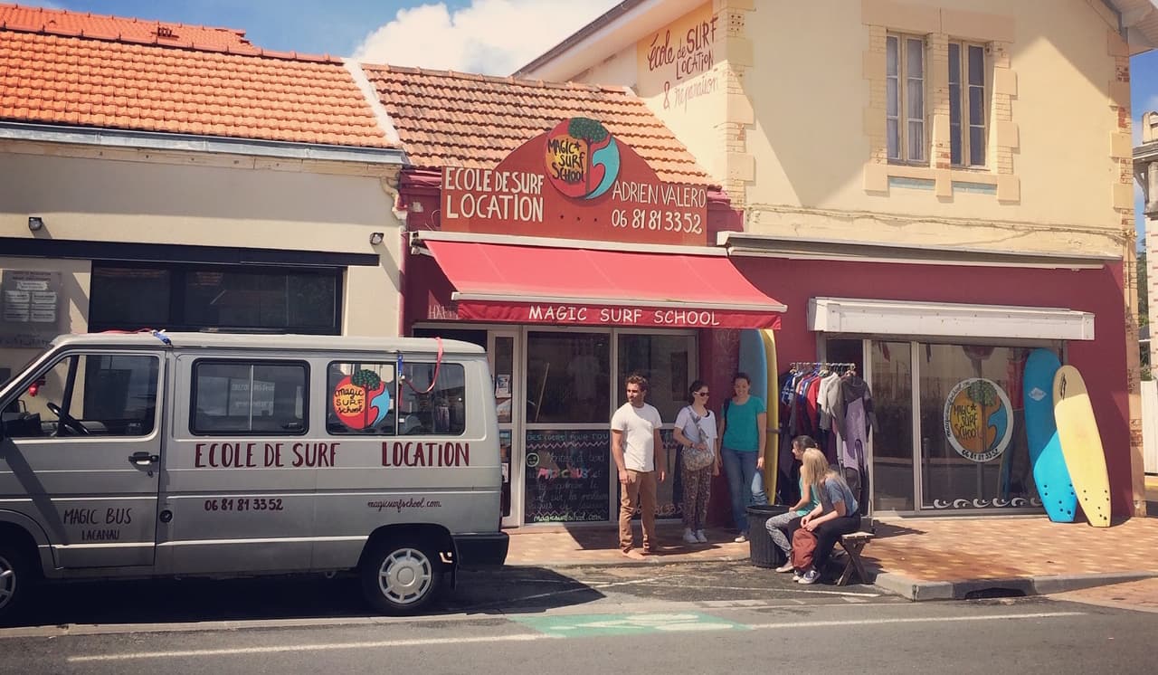 Retour de cours devant Magic Surf School à Lacanau